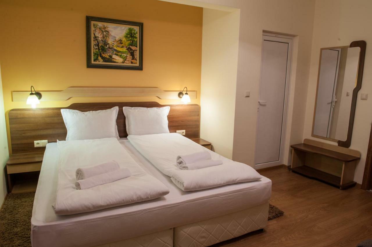 Family Hotel Balkanci อูซานา ภายนอก รูปภาพ